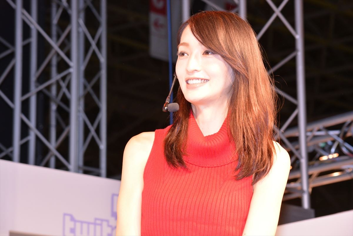 ＜TGS 2015＞モデル＆ゲーマーの佐藤かよ、メタルギアの世界観に心酔も、プレイは上手くいかず