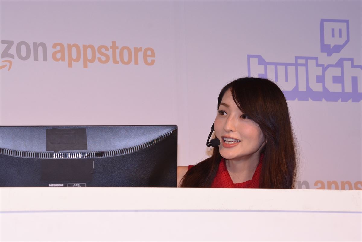 ＜TGS 2015＞モデル＆ゲーマーの佐藤かよ、メタルギアの世界観に心酔も、プレイは上手くいかず