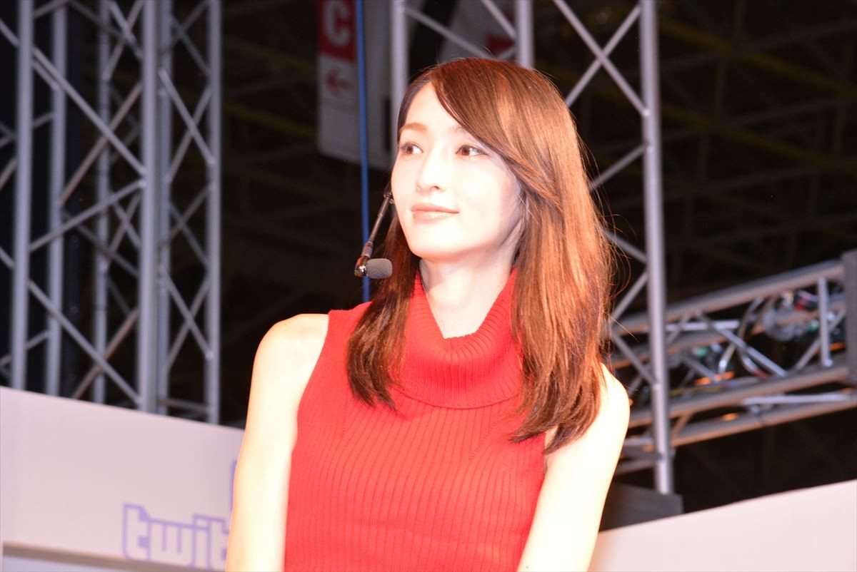 ＜TGS 2015＞モデル＆ゲーマーの佐藤かよ、メタルギアの世界観に心酔も、プレイは上手くいかず