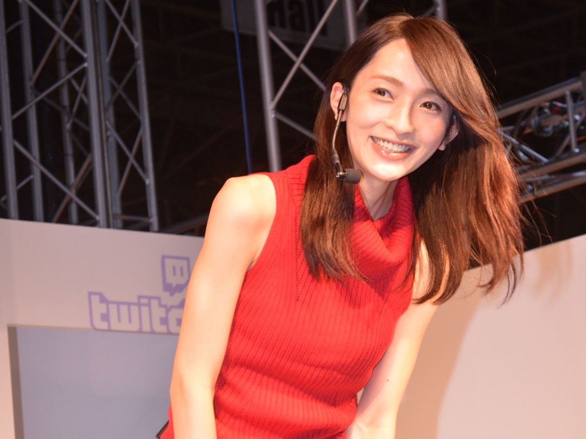 ＜TGS 2015＞モデル＆ゲーマーの佐藤かよ、メタルギアの世界観に心酔も、プレイは上手くいかず