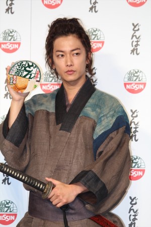 『日清のどん兵衛』新CM発表会見に登場した佐藤健