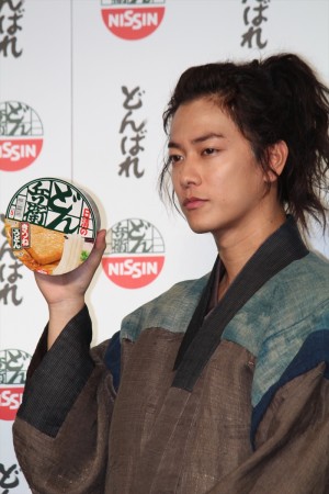 『日清のどん兵衛』新CM発表会見に登場した佐藤健