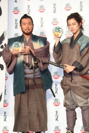 『日清のどん兵衛』新CM発表会見に登場した加山雄三、佐藤健