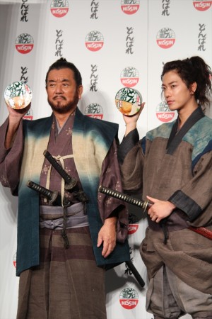 『日清のどん兵衛』新CM発表会見に登場した加山雄三、佐藤健
