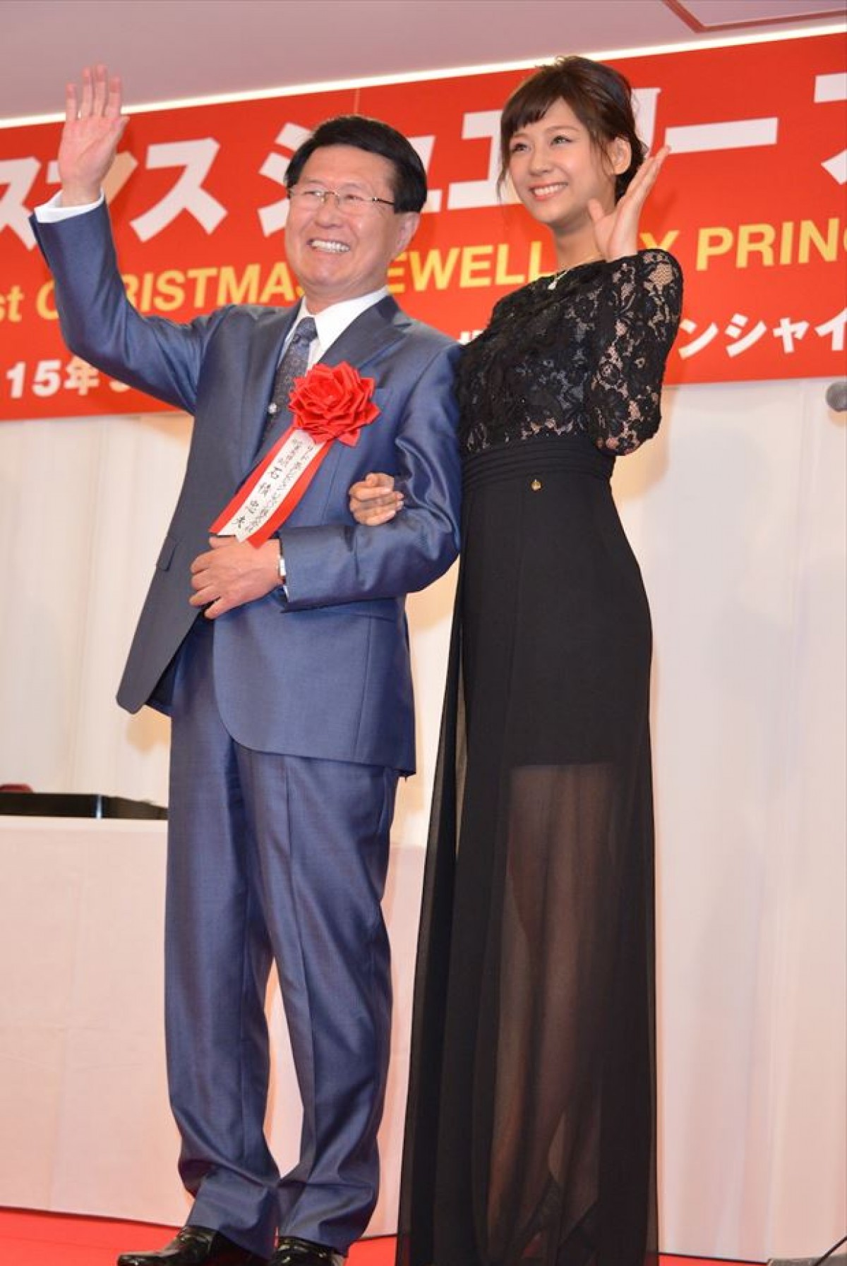 マギー、「初めて男性にネックレスをつけてもらった」満面の笑み
