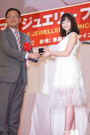 橋本環奈、第1回 クリスマス ジュエリー プリンセス賞・表彰式にて
