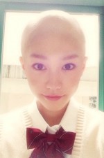 桐谷美玲、可愛すぎるスキンヘッドに衝撃　山崎賢人＆坂口健太郎と仲良しショット公開