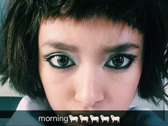 ローラ、おかっぱ&猫目メイクでイメチェン
