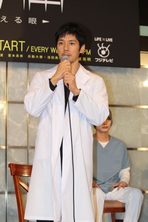 ドラマ『無痛～診える眼～』の制作発表会に登壇した主演の西島秀俊