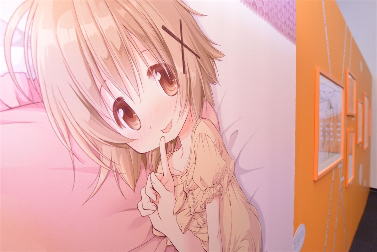 『まどマギ』蒼樹うめ、初展覧会前に“キュゥべえ”の赤いマーク秘話明かす