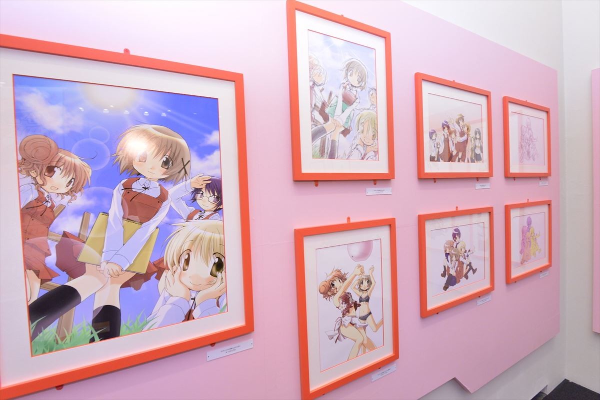 『まどマギ』蒼樹うめ、初展覧会前に“キュゥべえ”の赤いマーク秘話明かす