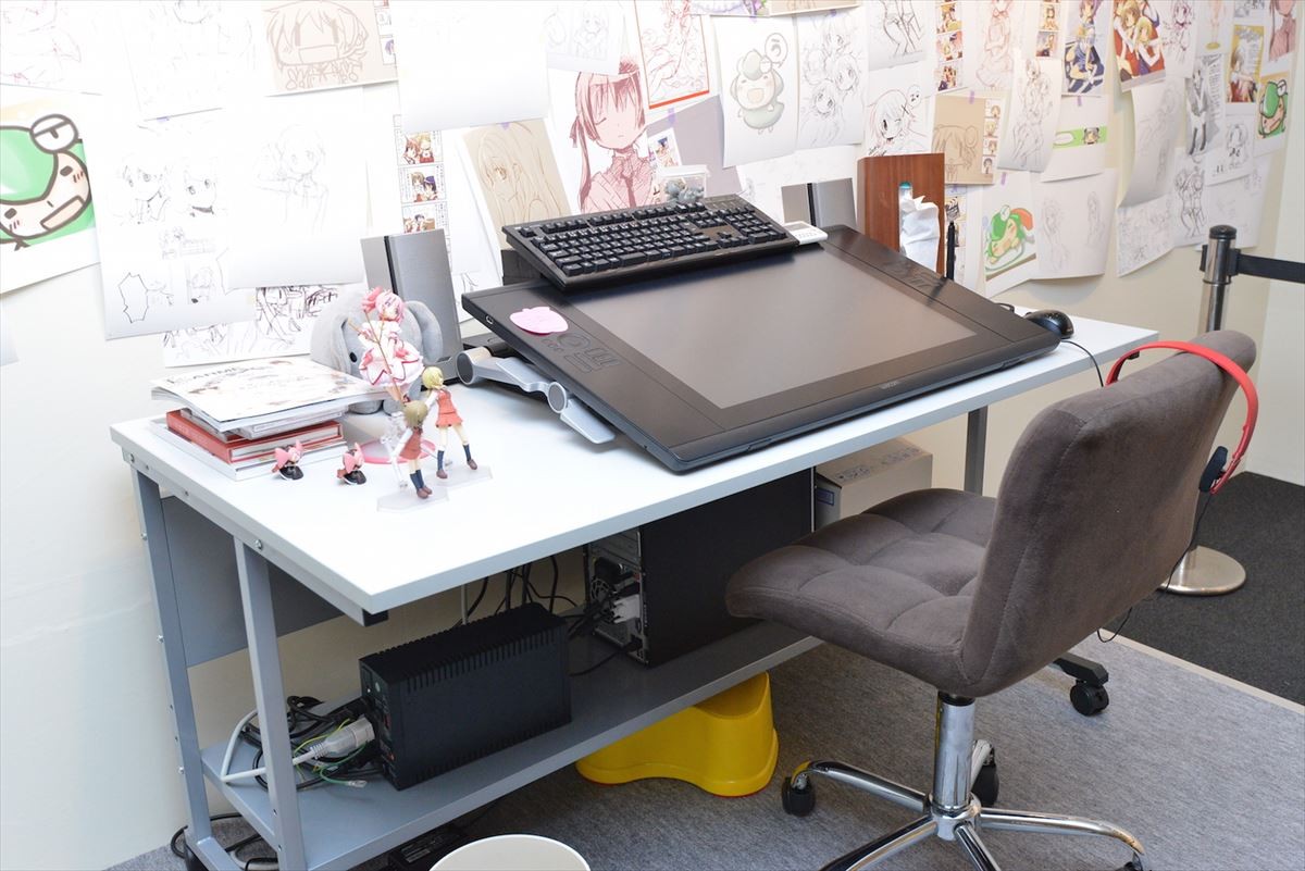 『まどマギ』蒼樹うめ、初展覧会前に“キュゥべえ”の赤いマーク秘話明かす