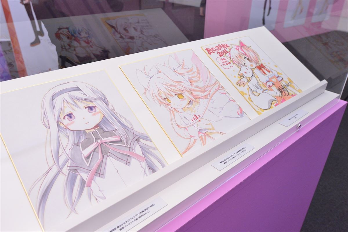 『まどマギ』蒼樹うめ、初展覧会前に“キュゥべえ”の赤いマーク秘話明かす