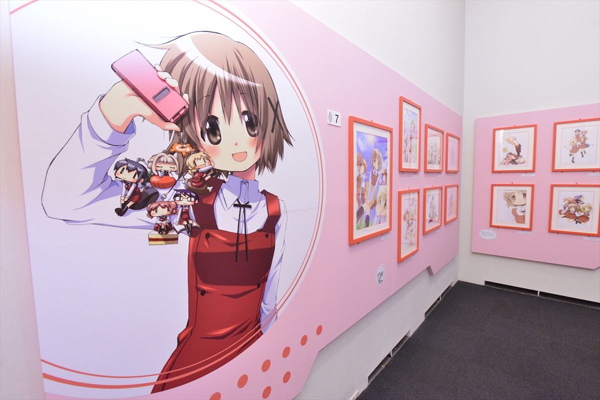 『まどマギ』蒼樹うめ、初展覧会前に“キュゥべえ”の赤いマーク秘話明かす