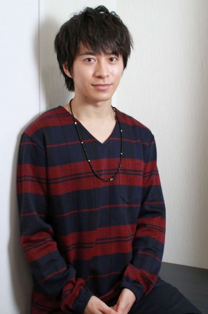 『新★乾杯戦士アフターV』でレッドに扮する、村井良大