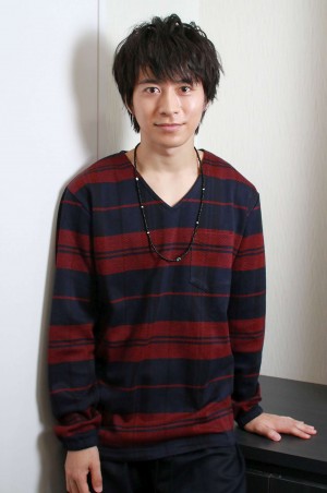 『新★乾杯戦士アフターV』でレッドに扮する、村井良大