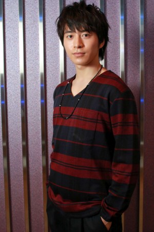 『新★乾杯戦士アフターV』でレッドに扮する、村井良大