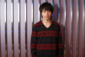 『新★乾杯戦士アフターV』でレッドに扮する、村井良大