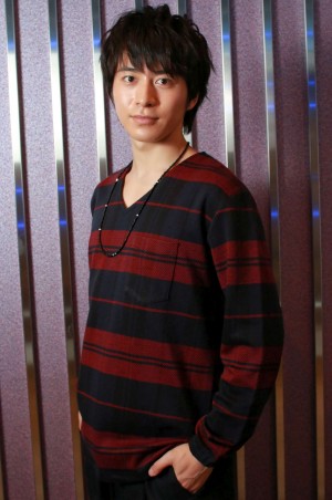 『新★乾杯戦士アフターV』でレッドに扮する、村井良大