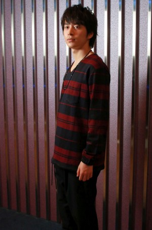 『新★乾杯戦士アフターV』でレッドに扮する、村井良大