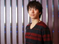 『新★乾杯戦士アフターV』でレッドに扮する、村井良大