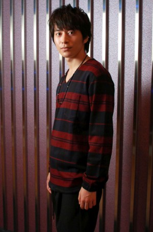 『新★乾杯戦士アフターV』でレッドに扮する、村井良大