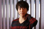 『新★乾杯戦士アフターV』でレッドに扮する、村井良大