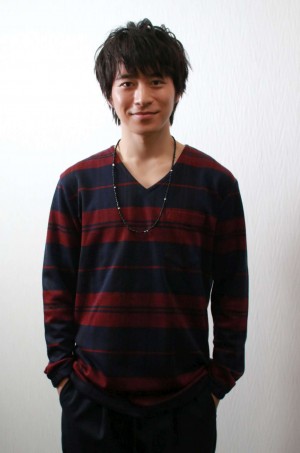 『新★乾杯戦士アフターV』でレッドに扮する、村井良大