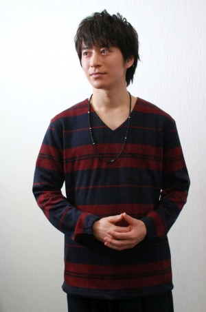 『新★乾杯戦士アフターV』でレッドに扮する、村井良大