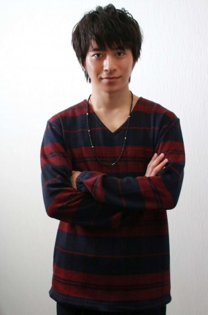 『新★乾杯戦士アフターV』でレッドに扮する、村井良大