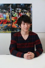 『新★乾杯戦士アフターV』でレッドに扮する、村井良大