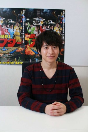 『新★乾杯戦士アフターV』でレッドに扮する、村井良大