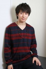 『新★乾杯戦士アフターV』でレッドに扮する、村井良大