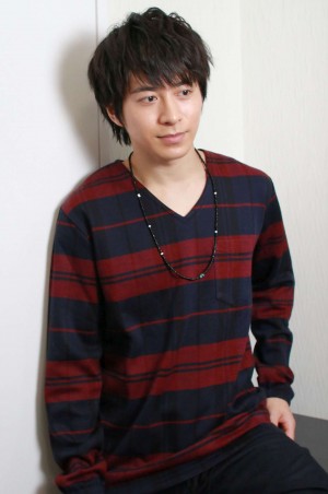 『新★乾杯戦士アフターV』でレッドに扮する、村井良大