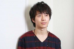 『新★乾杯戦士アフターV』でレッドに扮する、村井良大