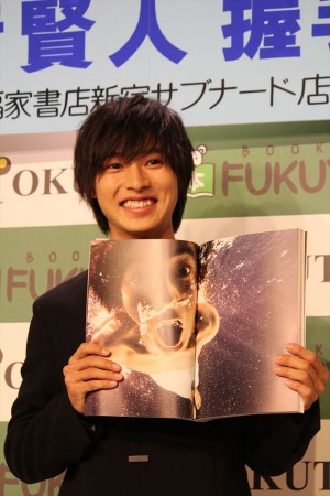 メモリアルブック「Scen＃20」発売イベントに登場した山崎賢人