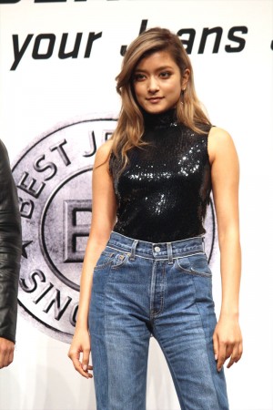 「ベストジーニスト2015」発表会に出席したローラ