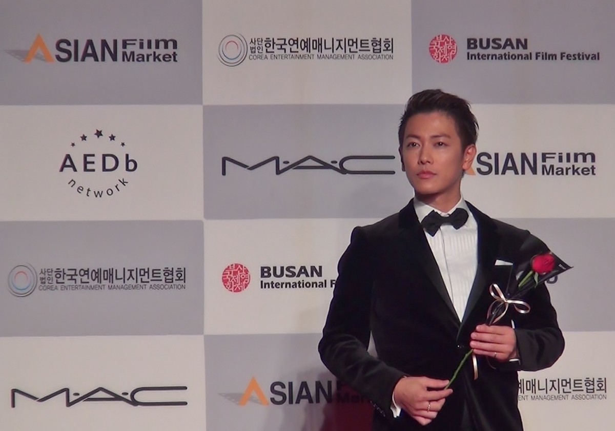 佐藤健、日本代表として「釜山国際映画祭」参加　タキシード姿で長澤まさみと出席