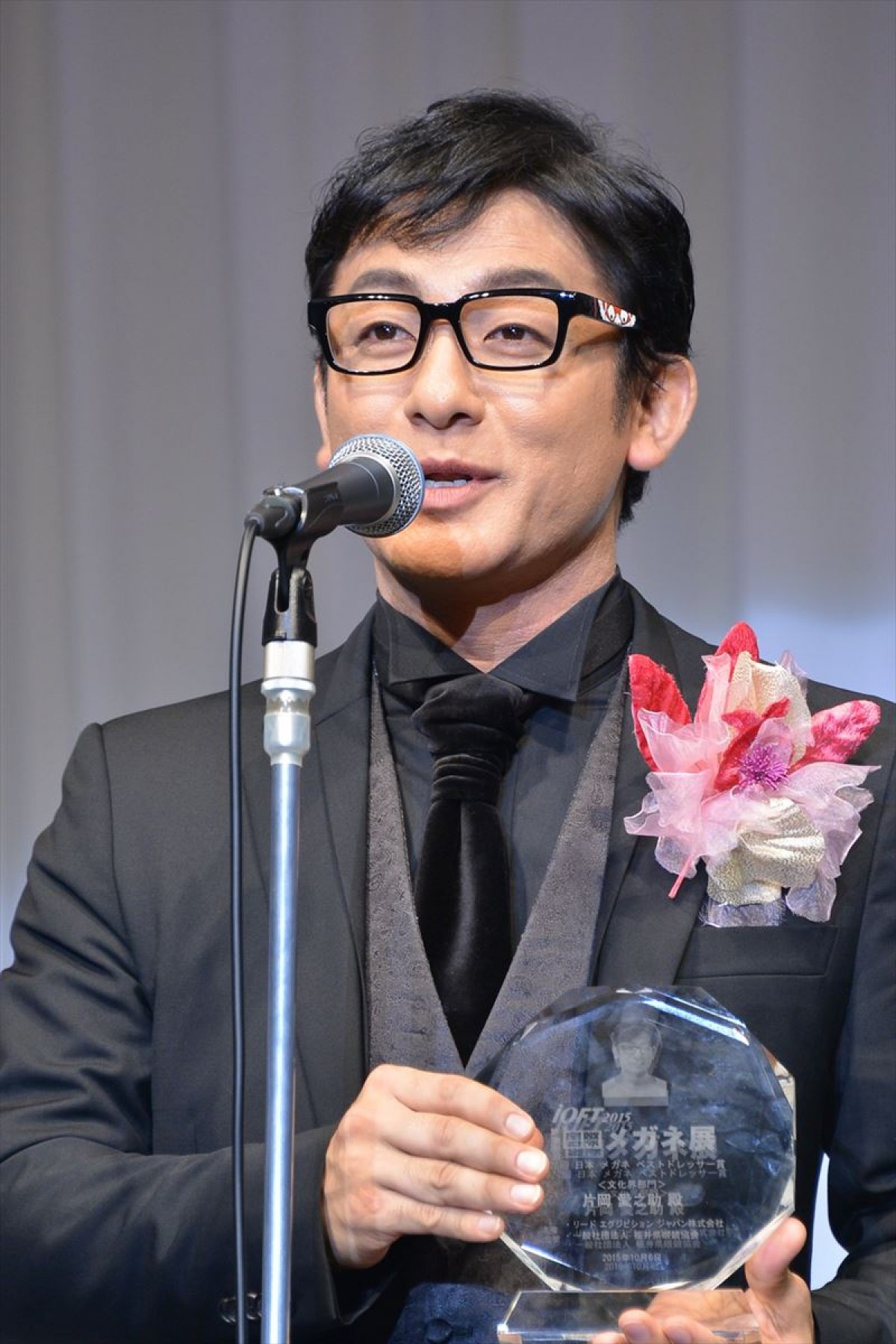 又吉直樹、人生初メガネはヤンキーにシバかれ紛失　“今メガネが最も似合う人”に選出