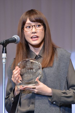 桐谷美玲、「第28回 日本 メガネ ベストドレッサー賞」表彰式にて