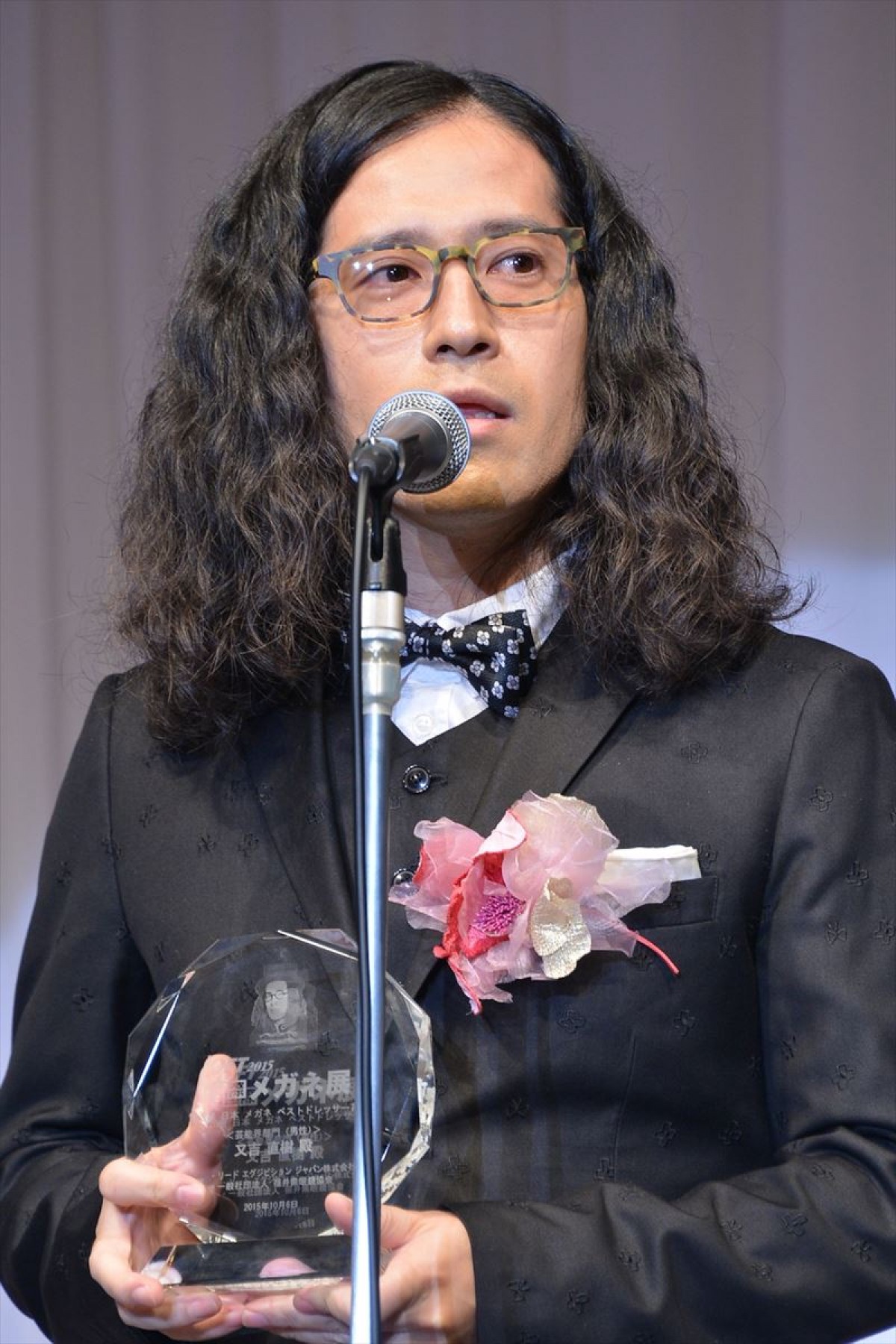 又吉直樹、人生初メガネはヤンキーにシバかれ紛失　“今メガネが最も似合う人”に選出