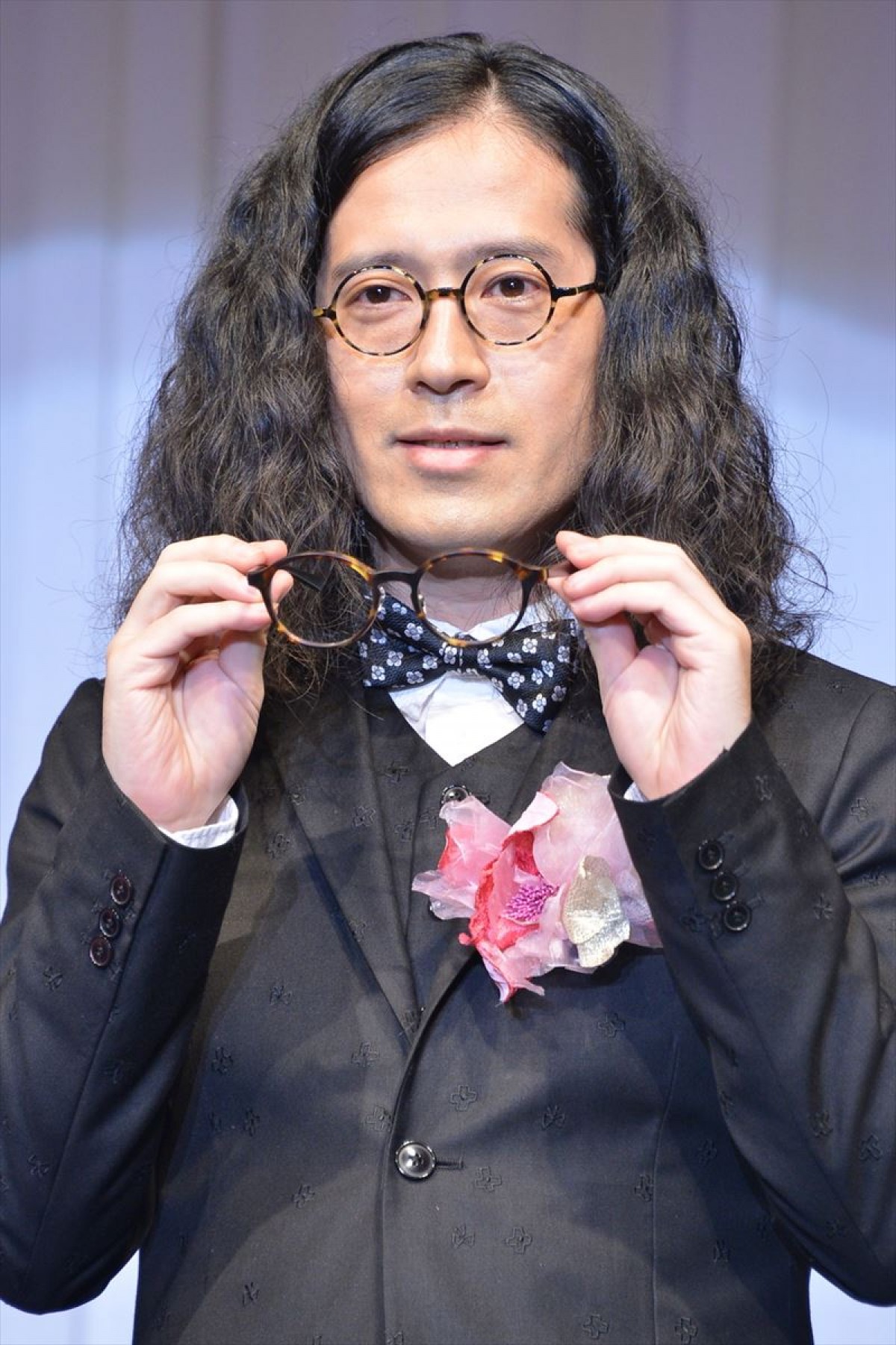 又吉直樹、人生初メガネはヤンキーにシバかれ紛失　“今メガネが最も似合う人”に選出
