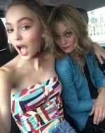 ジョニデの娘リリー・ローズ、母ヴァネッサと2ショット　美人親子にファン大興奮