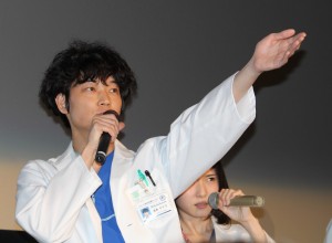 ドラマ『コウノドリ』の舞台挨拶に登壇した綾野剛