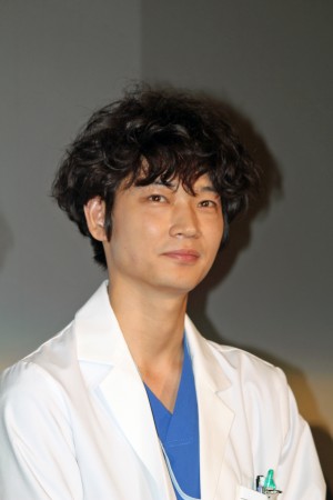 ドラマ『コウノドリ』の舞台挨拶に登壇した綾野剛