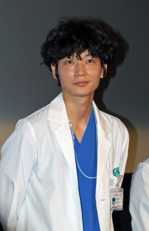 ドラマ『コウノドリ』の舞台挨拶に登壇した綾野剛