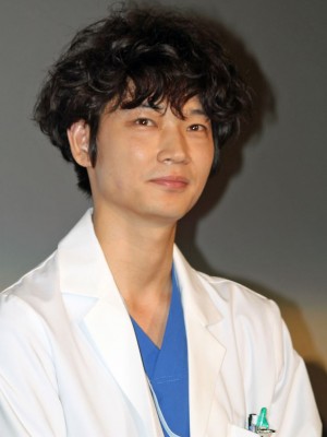 ドラマ『コウノドリ』の舞台挨拶に登壇した綾野剛