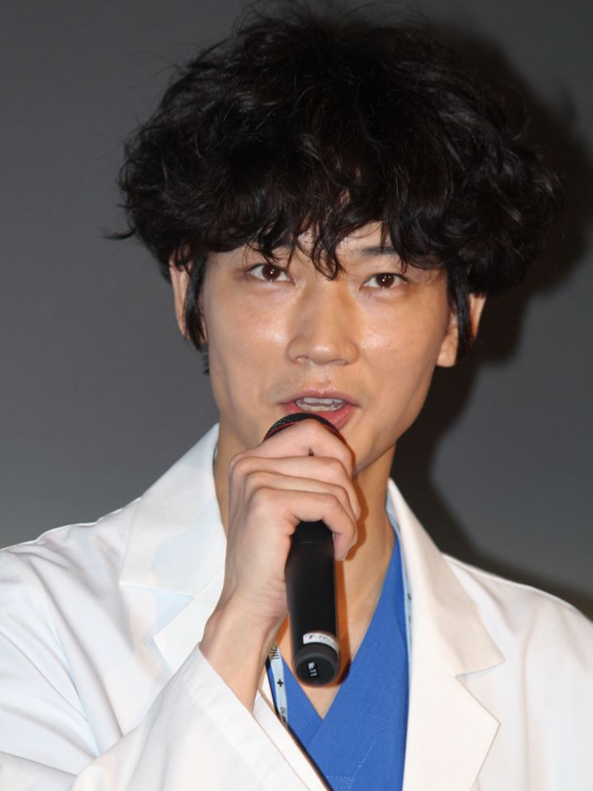 綾野剛「“パパ”って呼ばれたくなった」父性目覚めるも松岡茉優からの「パパ」発言に…