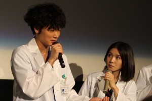 ドラマ『コウノドリ』の舞台挨拶に登壇した綾野剛、松岡茉優