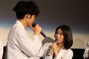ドラマ『コウノドリ』の舞台挨拶に登壇した綾野剛、松岡茉優